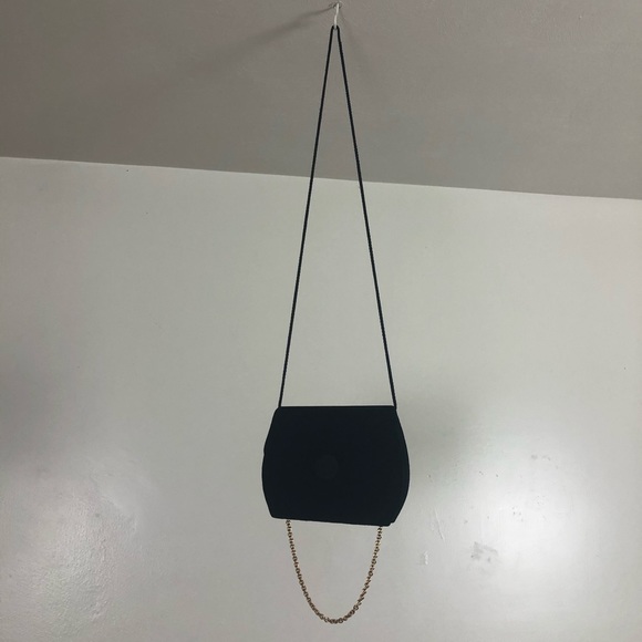 ✨Crossbody Black Bag w/ Gold Colored Chain Detail✨ - Picture 2 of 4